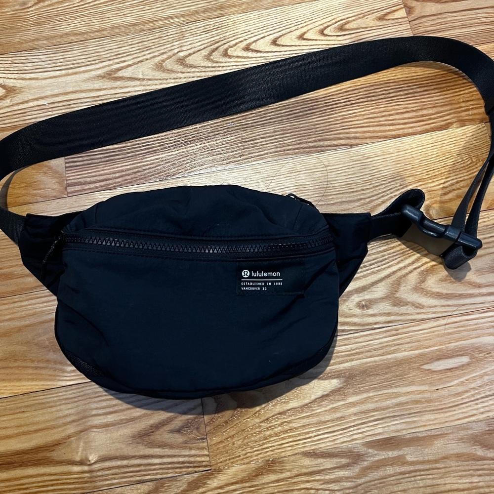 Lululemon Clean Lines Belt Bag 2L